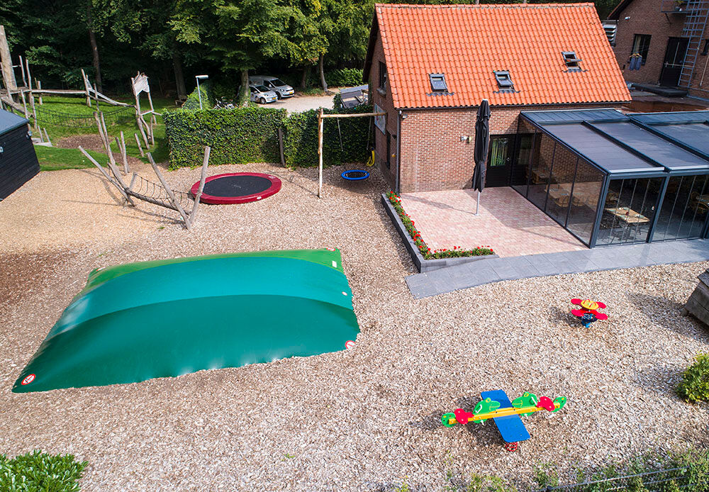 Montanha de ar inflável verde personalizada para crianças feita na JB Insuflaveis Portugal. Airmountain em todas as formas e tamanhos feitos sob medida