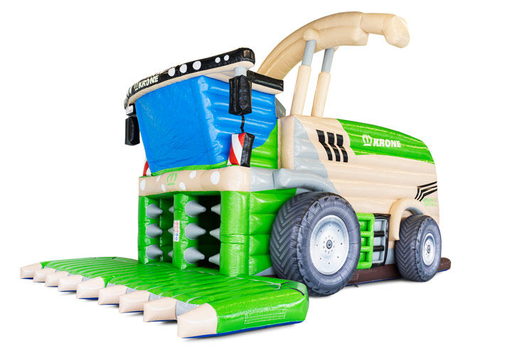 Castello gonfiabile personalizzato in beige e verde con macchina del mais Krone, realizzato da JB