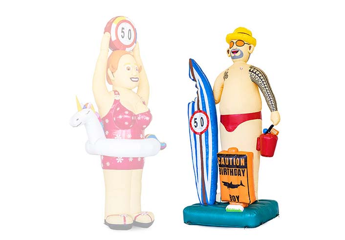 Abraham beach pop met surfbord in in zijn zwembroek te koop als blikvanger voor bij verjaardagen