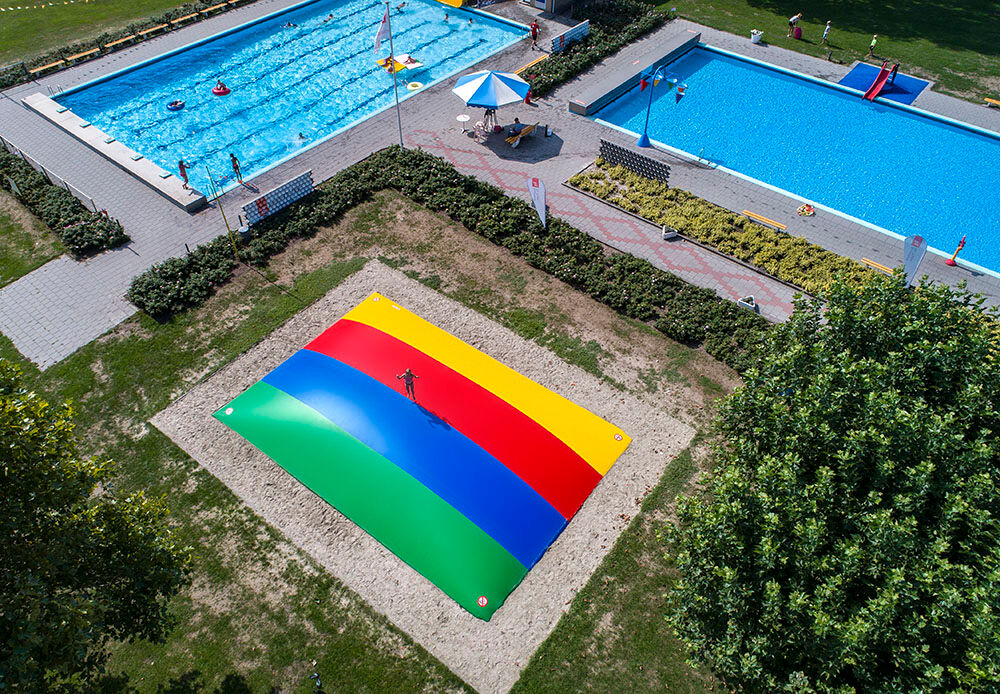 Ordene un inflable de montaña aérea de aire arcoíris hecho a medida para niños en JB Hinchables España. Compre ahora un diseño gratuito para montañas aéreas inflables en su propia identidad corporativa