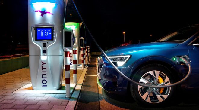 Laden met Audi e-tron (3) hoofdbeeld