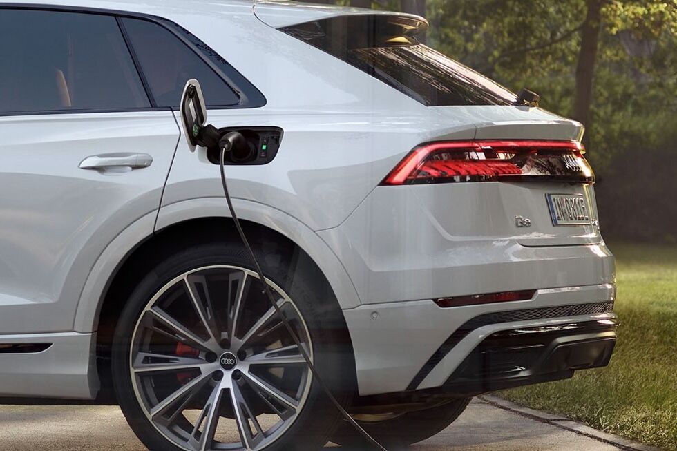 2102-audi-q8-tfsie-03.jpg