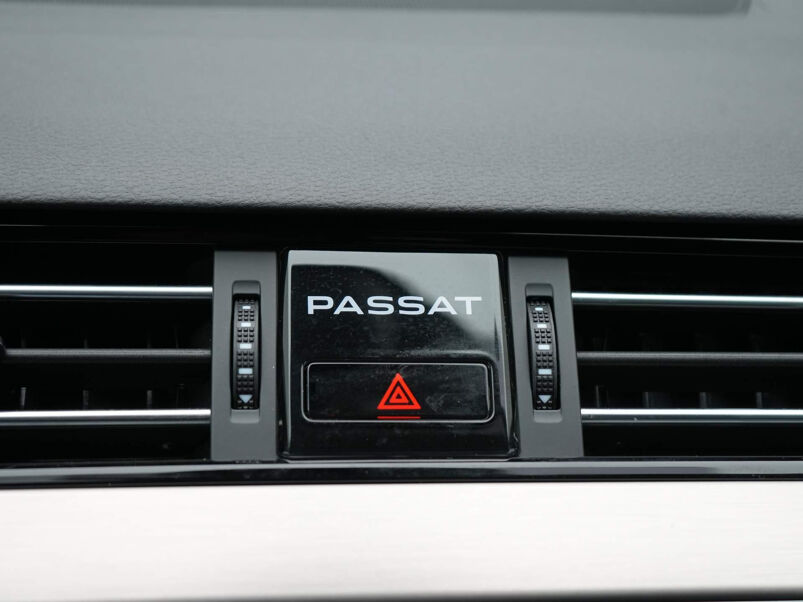 Volkswagen Passat Variant Variant 1.5 TSI R-Line Business + Panoramadak - Navigatie - Trekhaak - Leer