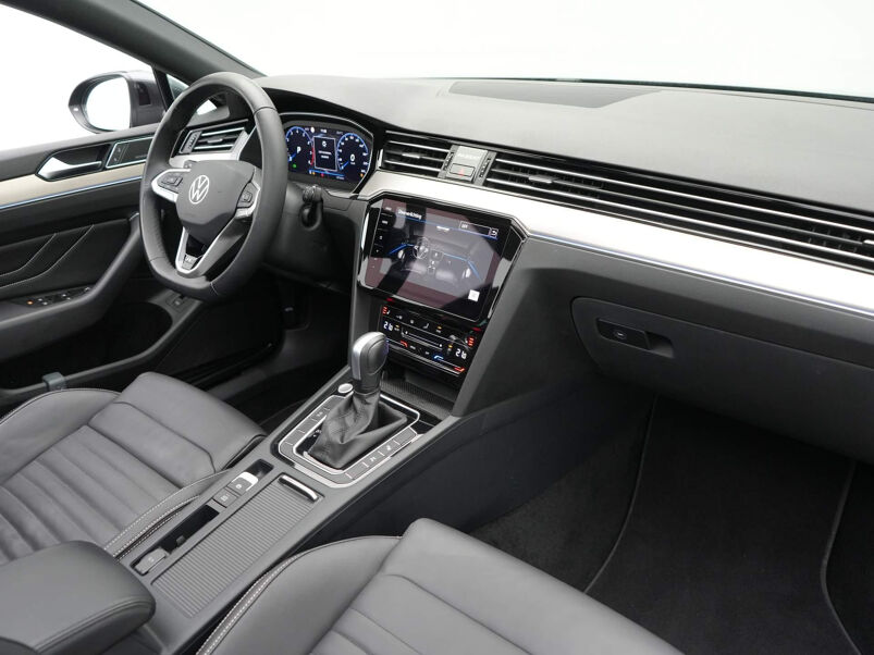 Volkswagen Passat Variant Variant 1.5 TSI R-Line Business + Navi / Clima / Adaptive Cruise / Panoramadak / Leer / Harman Kardon / Trekhaak / 360 Graden Camera / Ambiance Verlichting