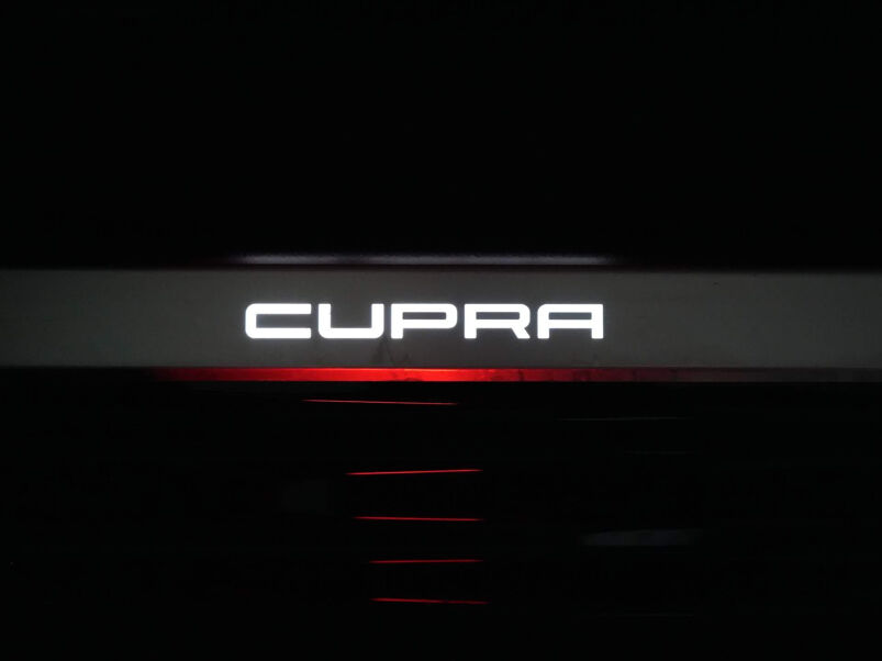 CUPRA Leon Sportstourer 1.4 e-Hybrid Business / Elek. Trekhaak / Adap. Cruise / Camera / Sfeerverlichting