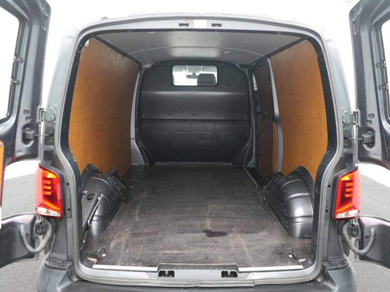 VW-Bedrijfswagens Transporter 2.0 TDI L2H1 28 Economy Business Metallic / Navigatie / Betimmering