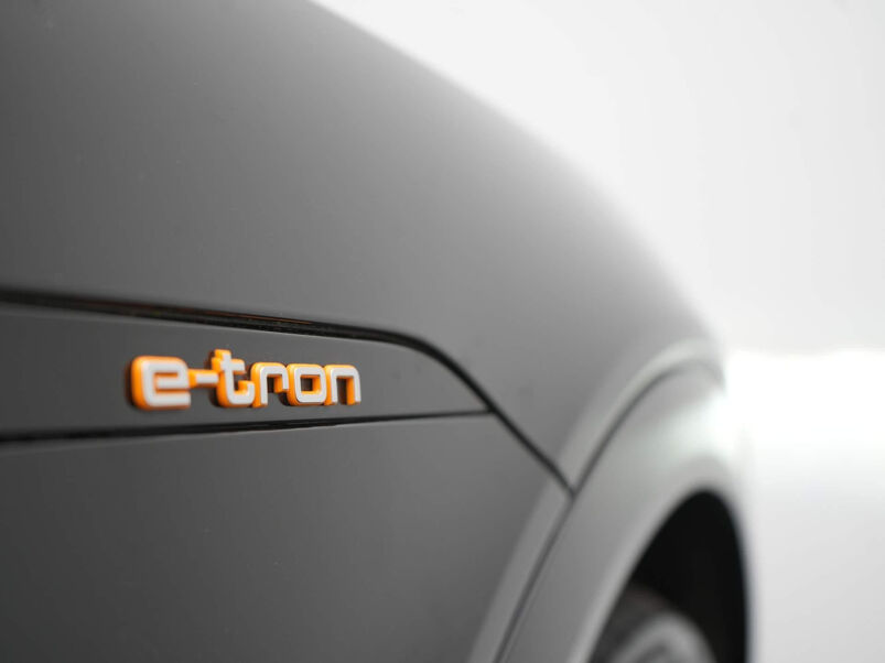 Audi e-tron 55 quattro Business edition Plus 95 kWh | Panoramadak | Trekhaak | Adap. Cruise | Leer | Elek. Stoelen