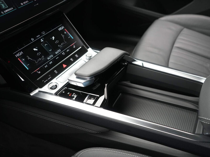 Audi e-tron 55 quattro Business edition Plus 95 kWh | Panoramadak | Trekhaak | Adap. Cruise | Leer | Elek. Stoelen