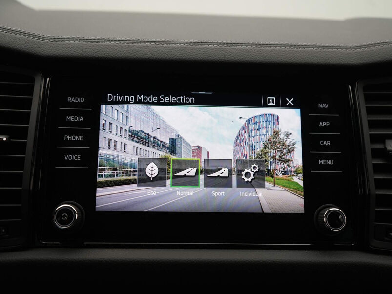 Škoda Kodiaq 1.5 TSI Sportline Business 7p. /Panormadak / Elektr. Trekhaak / Navi / Camera