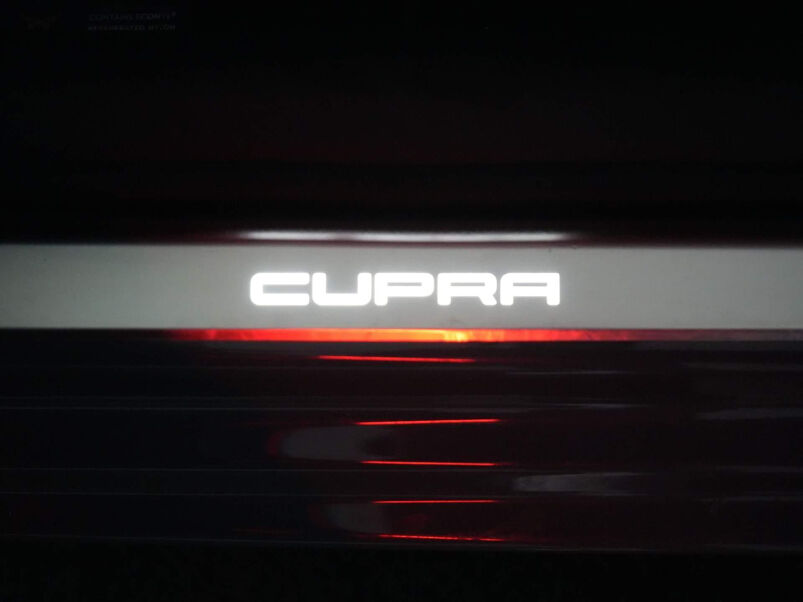 CUPRA Leon Sportstourer 1.4 e-Hybrid Schaalstoelen | Elek. Trekhaak | Adap. Cruise | Camera | Sfeerverlichting