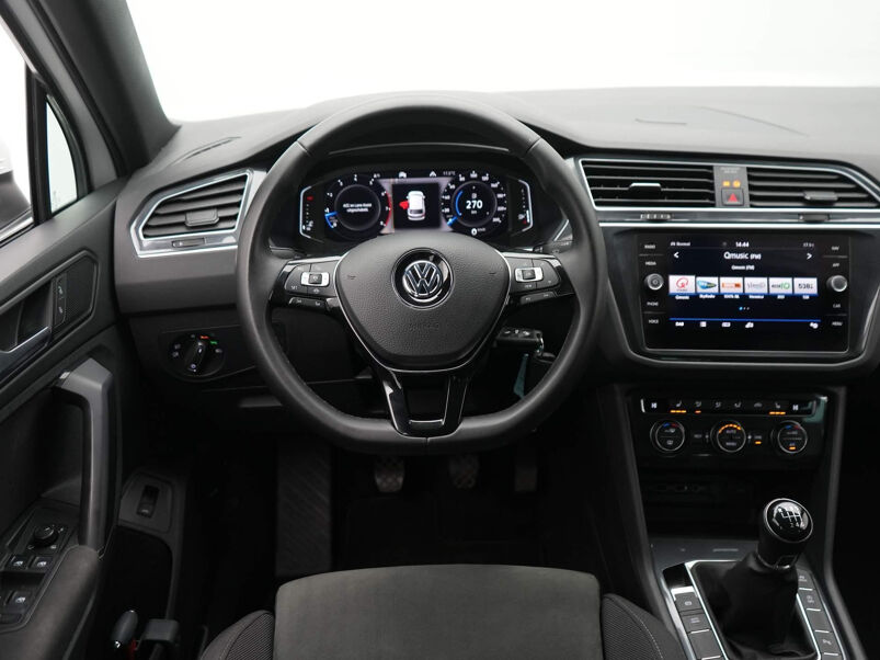 Volkswagen Tiguan 1.5 TSI R-Line Business Trekhaak - Panoramadak - Navigatie - R-Line